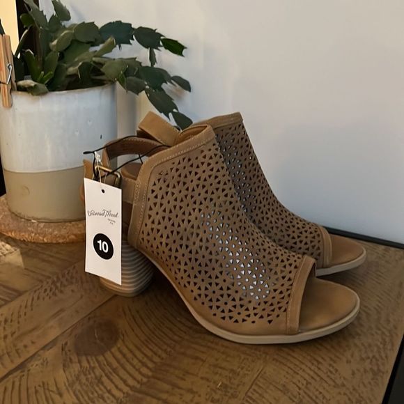 New in box Heeled Sling Back Cut Out Boots - Picture 2 of 7